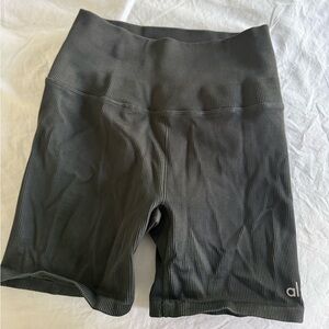 Alo Women’s High-Waist Ribbed olive Bike Shorts